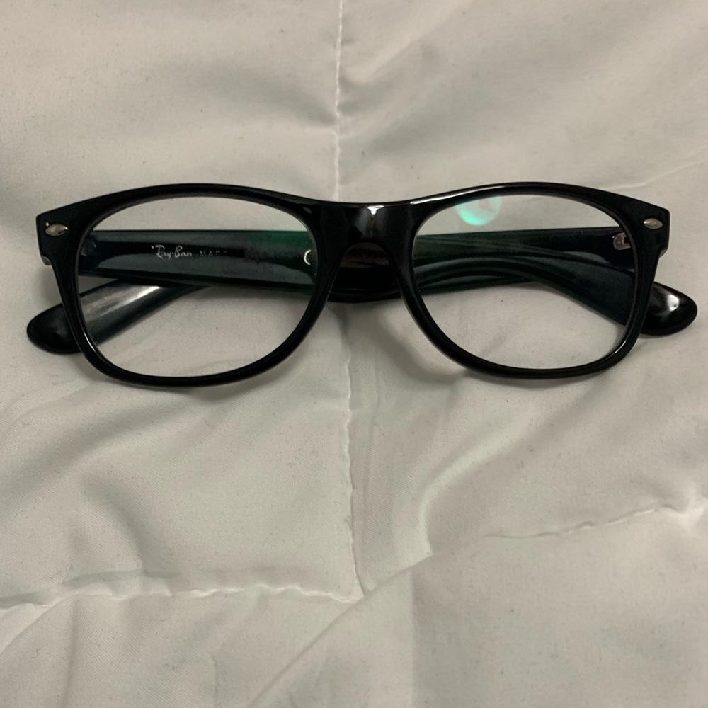 New Ray Ban Wayfarer Classic, a modernized, slightly smaller UNISEX preloved - Picture 2 of 7
